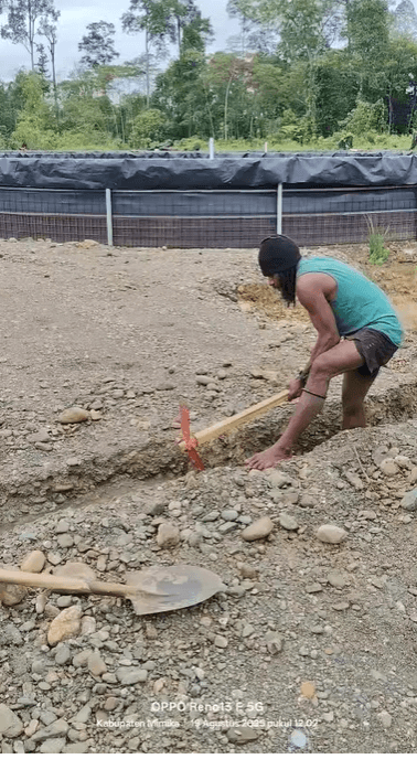 Manual site and drainage work at Area 02