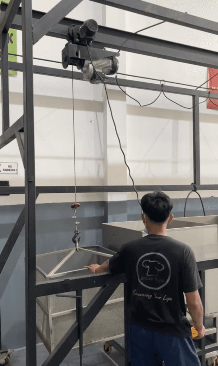 Hoist system used for safe handling on the dry spice line