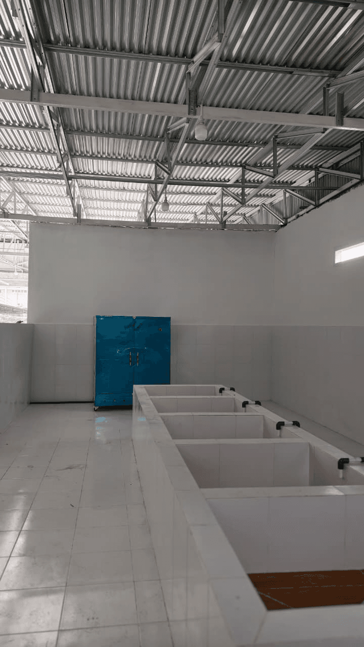 Tiled washing basins in an industrial kitchen under development